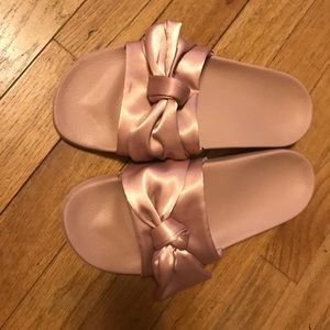 Blush pink bow slides